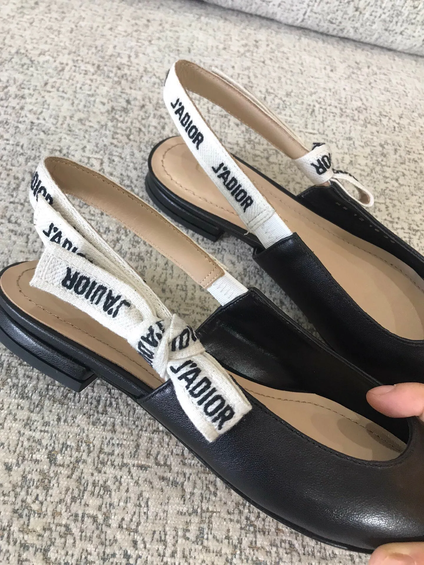 👟👟Ex-factory price 480👟👟 ✨✨ Newly upgraded Dior letter shoes that are so popular 🔥 that people are waiting in line! Dior jadore's first runway collection for the new designer. Originally, j'adore meant my favorite. Then I took a homophone and changed it into j'adior, which means I love Dior. Pointed bow letter ribbon slingback slingback shoes. * Black technical fabric * J'Adior embroidered ribbon * Flat knot * Leather sole matched with Mr. Christian Dior's favorite lucky star * Heel 1 cm/6.5 cm/9.5 cm *size: 33-43 (33/34/40/41/42/43 customized) *1cm flat bottom/6.5cm medium heel/9.5cm 💕When you walk with your head down, you will also look back at the shoes💕